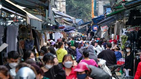 Chợ thời trang lớn nhất Hà Nội treo biển thanh lý "tụt nóc" để nghỉ Tết: Các kiểu váy áo đồng giá chỉ từ 80k hút khách nườm nượp