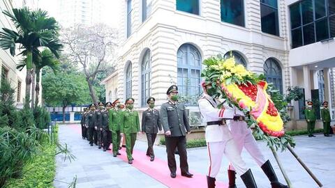 Dâng hương tưởng niệm các Anh hùng liệt sĩ Công an Hà Nội