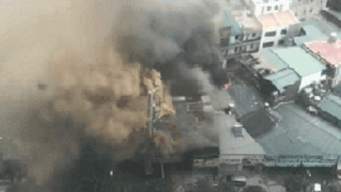 Hà Nội: Đang cháy lớn kèm tiếng nổ lớn nghi từ nhà hàng gà, lan rộng sang khu vực xung quanh