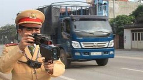 Lỗi chạy quá tốc độ đối với ô tô, xe máy năm 2022 bị phạt bao nhiêu?