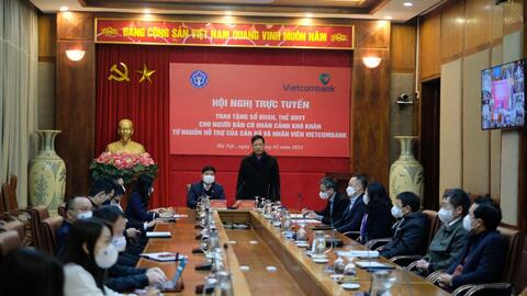 Trao tặng hơn 12 nghìn sổ BHXH, thẻ BHYT cho người dân có hoàn cảnh khó khăn