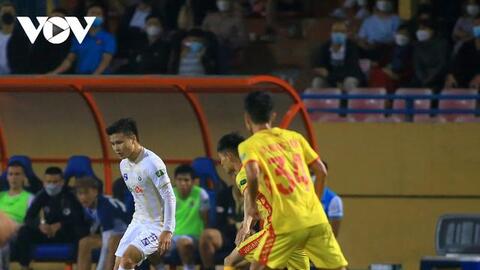 Quang Hải cúi đầu cảm ơn bầu Hiển sau trận đấu chói sáng cho Hà Nội FC