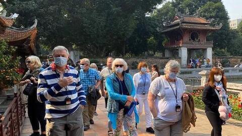 Thế giới chuyển mạnh sang sống chung với dịch Covid-19