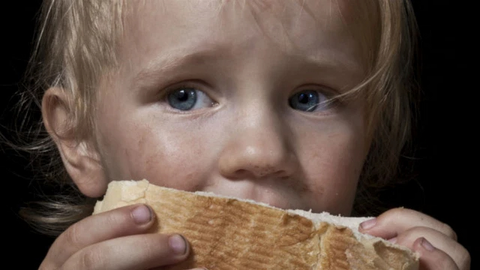 Khủng hoảng tại Anh tồi tệ đến mức nào: 4,3 triệu trẻ em kêu cứu vì đói và lạnh, ám ảnh cha mẹ phải bỏ bữa để con có cái ăn