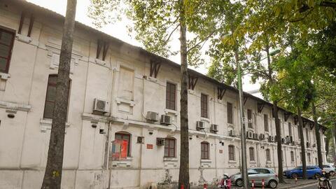 Cảnh đổ nát ở toà nhà Pháp cổ 4 mặt tiền đang bị phá dỡ gần quảng trường Ba Đình