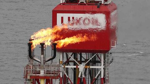 Giá dầu bất ngờ tăng vọt sau tuyên bố của OPEC