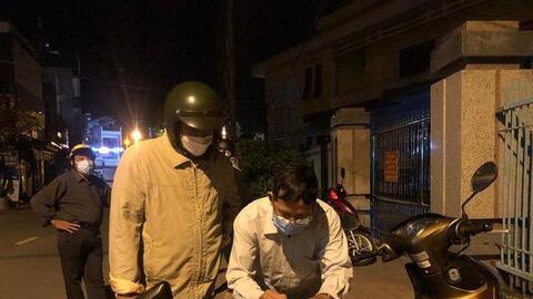 Sau Đà Nẵng, đến lượt dân Quảng Ngãi nửa đêm xếp hàng dài chờ làm thủ tục đất đai