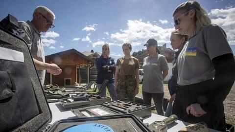 Phụ nữ Ukraine đến Kosovo học rà phá bom mìn