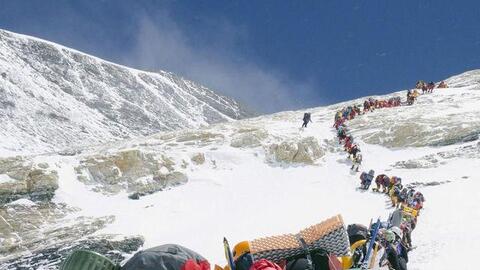Thám hiểm Everest theo phong cách nhà giàu: 3 tỷ đồng ở khách sạn 5 sao, có quầy bar, tiệm bánh riêng, đắt đỏ nhưng người lên núi vẫn xếp hàng dài gây tắc nghẽn
