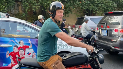 Bí mật đằng sau bức ảnh tài tử Game of Thrones chạy xe máy điện Dat Bike - startup 32 triệu USD từng gọi vốn trên Shark Tank