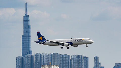 Vé bay nội địa cao hơn bay quốc tế, hãng bay nói không thể kéo vé bay bằng vé tàu xe