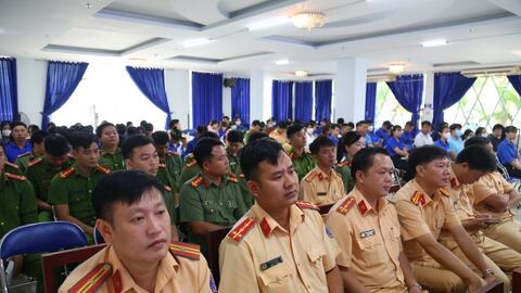 Tuổi trẻ Bình Dương tuyên truyền an toàn giao thông đến người dân