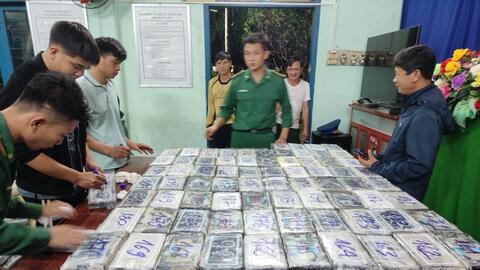 Hàng trăm gói nghi ma túy dạt vào bờ biển Bình Sơn