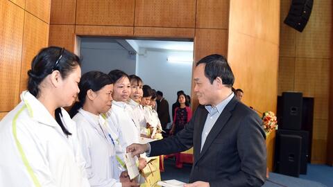 Phó Thủ tướng Trần Lưu Quang tặng quà Tết tại Hoà Bình