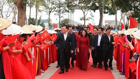 Chủ tịch Quốc hội chúc Tết gia đình chính sách tại Nghệ An