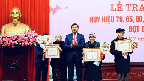 Trao Huy hiệu 70 năm tuổi Đảng tặng đảng viên huyện Thạch Thất