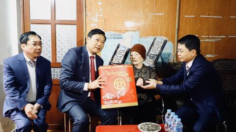 Tặng quà Tết gia đình chính sách huyện Thạch Thất