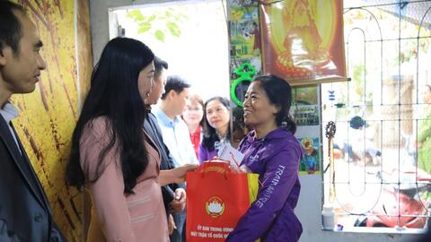 Lãnh đạo MTTQ TP Hà Nội tặng quà các bệnh nhân nghèo