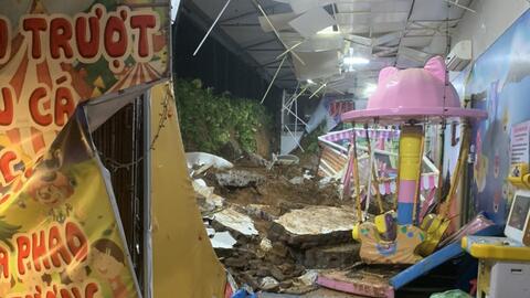 Sập tường do mưa lớn, ba cháu nhỏ tử vong