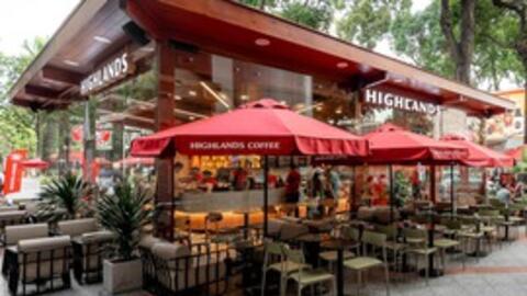 Giá cà phê nguyên liệu lập đỉnh kỷ lục, tăng "bốc đầu" gấp đôi trong 1 năm qua, các chuỗi Starbucks, Highlands Coffee, The Coffee House... liệu sẽ tăng giá đồ uống?