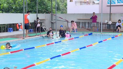 Trẻ em cần làm gì khi gặp nguy hiểm dưới nước?