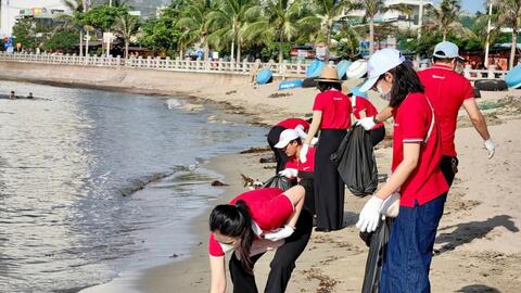 Gần 1.000 CBNV SeABank ra quân làm sạch bờ biển tại 11 tỉnh, thành