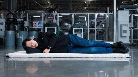 Quá nhanh quá nguy hiểm: Xiaomi đạt cột mốc sản xuất 100.000 chiếc xe điện chỉ sau 230 ngày, CEO đăng ảnh ngủ trên sàn nhà máy ăn mừng trên... X