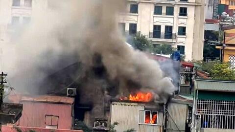 Nhanh chóng dập tắt đám cháy ở khu tập thể 11 Vọng Đức