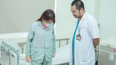 Thay khớp háng nhân tạo cho bệnh nhân mắc bệnh "lạ" xương hoá đá