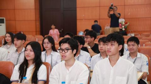 Thế hệ trẻ mang hoài bão lớn từ trường chuyên Hà Nội - Amsterdam