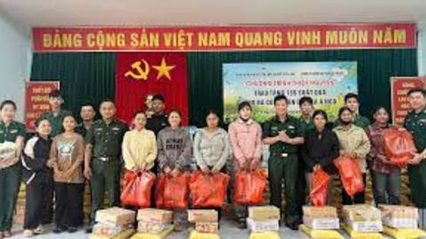 Tặng quà đồng bào Pa Cô ở xã biên giới A Ngo (huyện Đakrông, Quảng Trị)