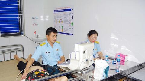 Học viện Phòng không - Không quân khám, tư vấn sức khỏe cho người dân