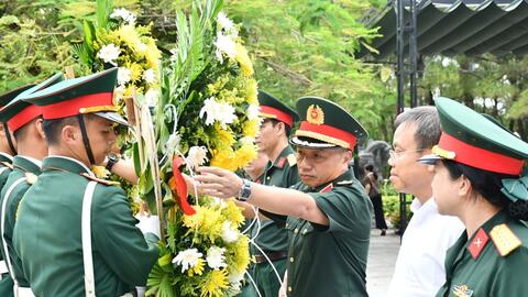 Đoàn công tác Quân ủy Trung ương, Bộ Quốc phòng tri ân các Anh hùng liệt sĩ tại Quảng Trị