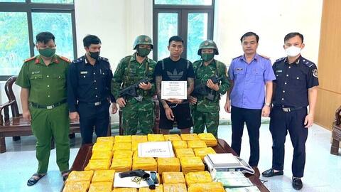 Hà Tĩnh: Bắt đối tượng vận chuyển 45kg ma túy, mang theo súng quân dụng
