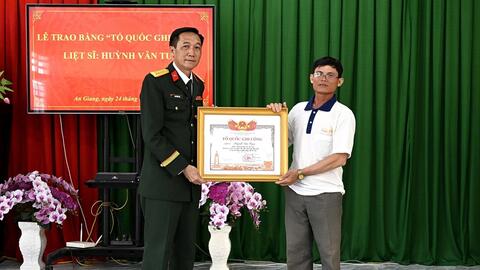 An Giang: Trao bằng “Tổ quốc ghi công” liệt sĩ Huỳnh Văn Tum
