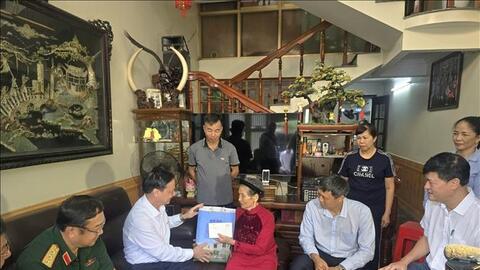 Phó chủ tịch Quốc hội Nguyễn Khắc Định thăm, tặng quà gia đình chính sách