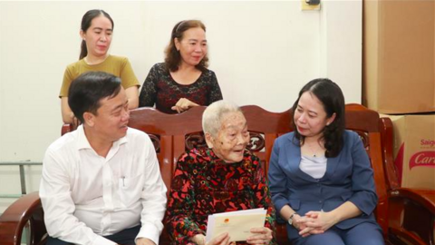 Phó Chủ tịch nước Võ Thị Ánh Xuân thăm, tặng quà gia đình chính sách tại Cà Mau