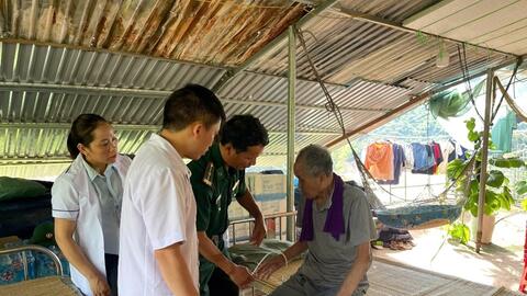 Thành lập Trạm y tế dã chiến ở vùng lũ Nghệ An