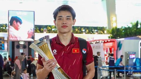 U23 Việt Nam mang cúp lên đường về nước