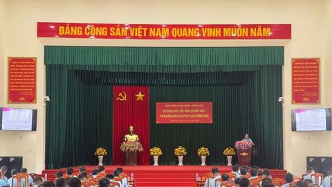 Quân chủng Phòng không - Không quân tuyên truyền phổ biến pháp luật tại Trung đoàn 927