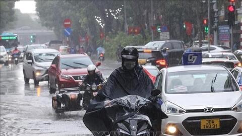 Cảnh báo mưa dông kèm lốc sét khu vực Hà Nội