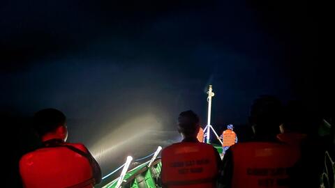 Vùng Cảnh sát biển 4 cứu 4 ngư dân gặp nạn trôi dạt trên biển