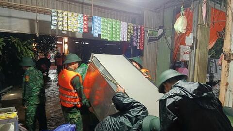 Quân khu 2 giúp nhân dân khắc phục hậu quả hoàn lưu bão số 10