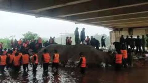 Bộ CHQS tỉnh Thái Nguyên cử cán bộ, chiến sĩ và phương tiện đến các điểm ngập úng giúp dân