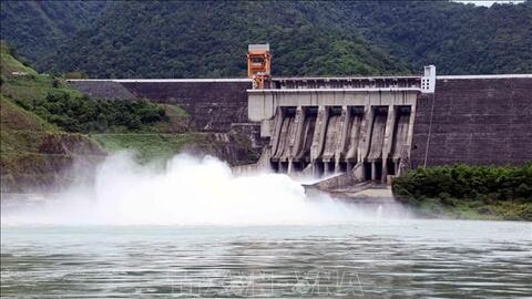 Nhà máy Thủy điện Sơn La mở 1 cửa xả đáy