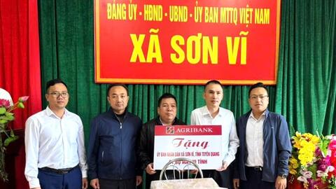 Tuyên Quang: Trao tặng máy vi tính hỗ trợ xã biên giới