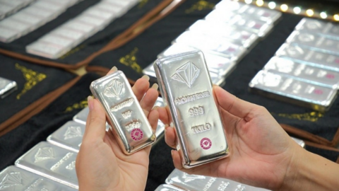 Giá bạc hôm nay 22/10/2025: Bạc sụt giảm