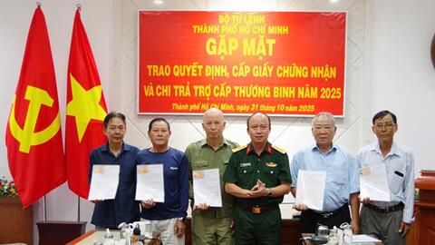 Bộ tư lệnh TP Hồ Chí Minh trao quyết định, giấy chứng nhận thương binh cho 5 cựu quân nhân
