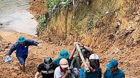 Quảng Ngãi: Dùng võng đưa người bị tai biến vượt núi sạt lở đi cấp cứu kịp thời