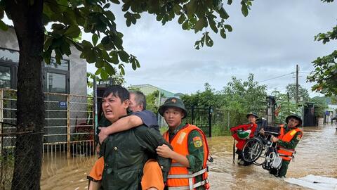 Mưa lớn, nhiều tuyến phố ở Đà Nẵng ngập sâu trong nước